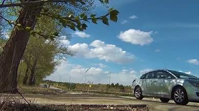 2k拍摄春天里蓝天下绿树成荫的乡野道路视频的预览图